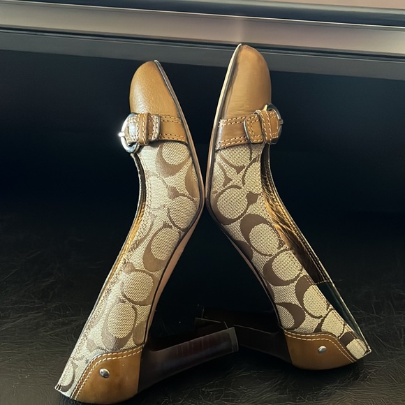 Coach Pumps - Picture 7 of 10